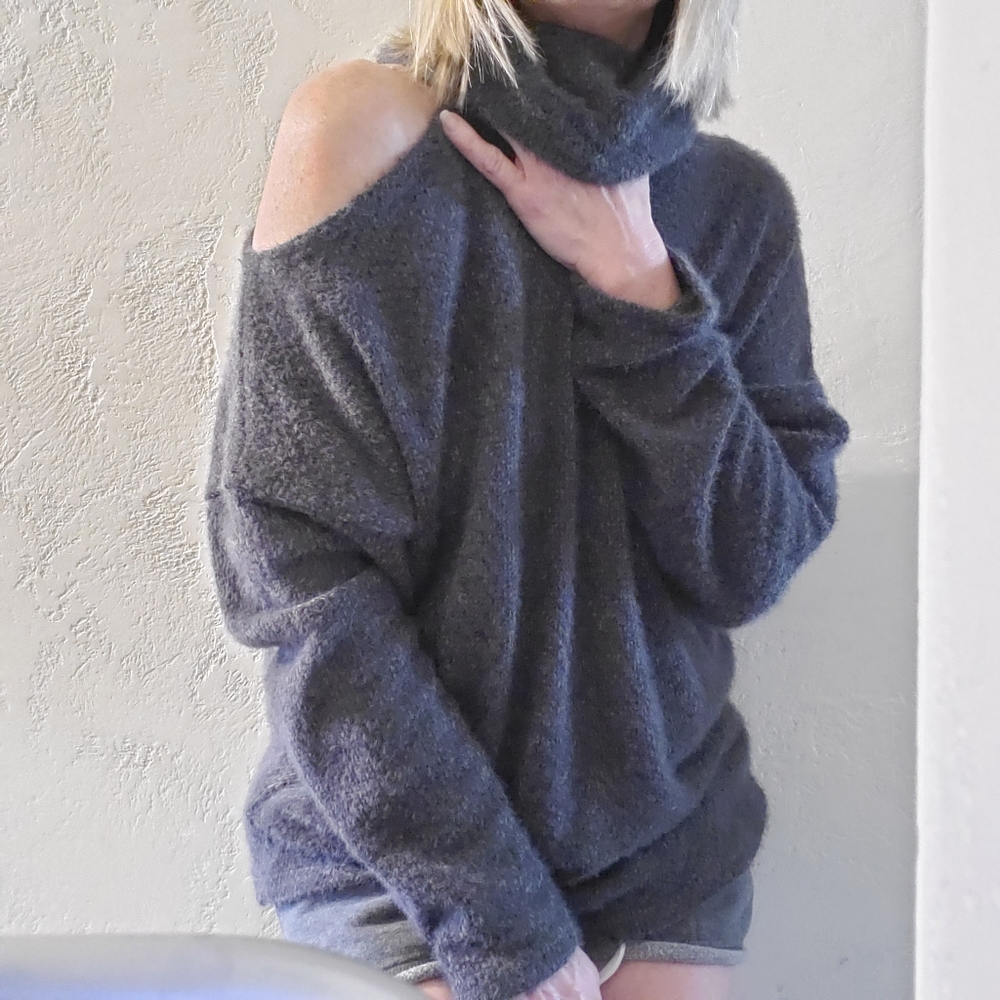 Flawless sexy shoulder pullover
